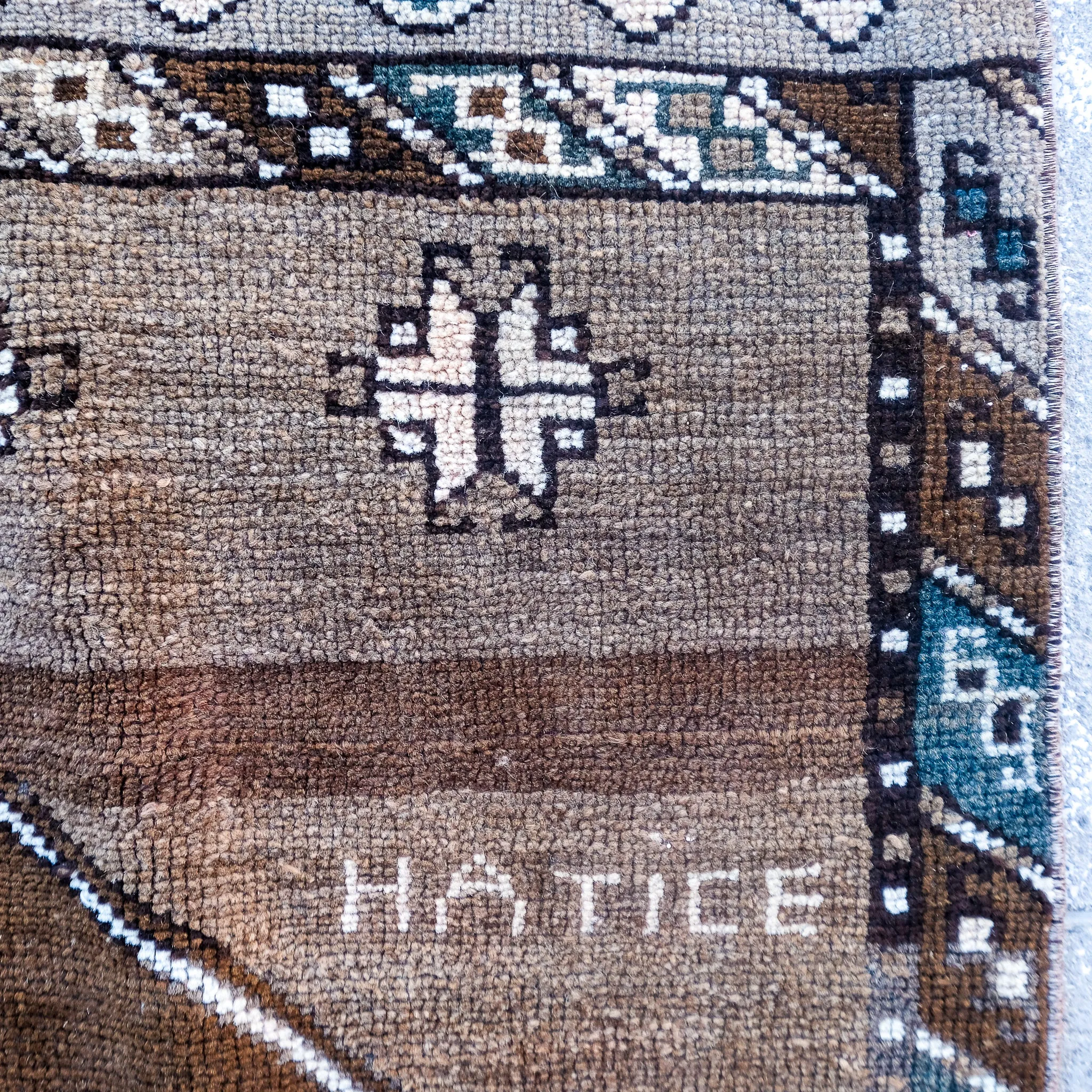 3822 Handwoven Vintage Rug 3’2x11’5