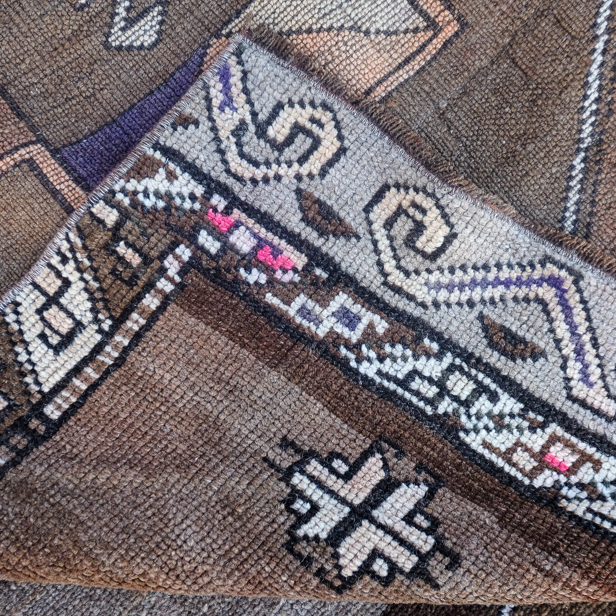 3822 Handwoven Vintage Rug 3’2x11’5