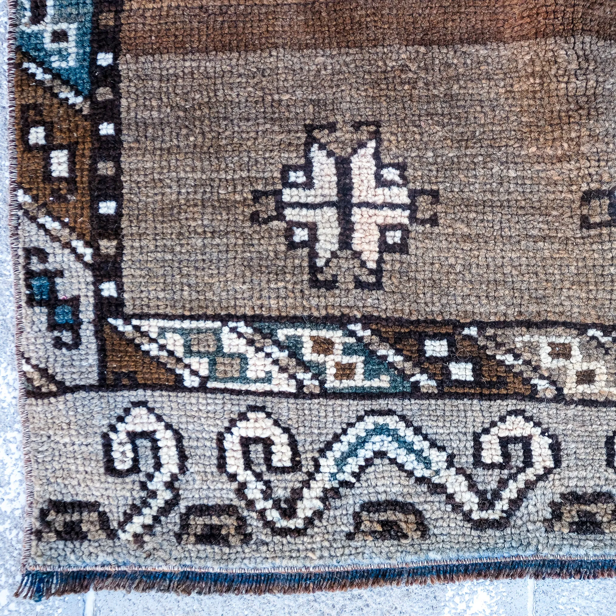 3822 Handwoven Vintage Rug 3’2x11’5