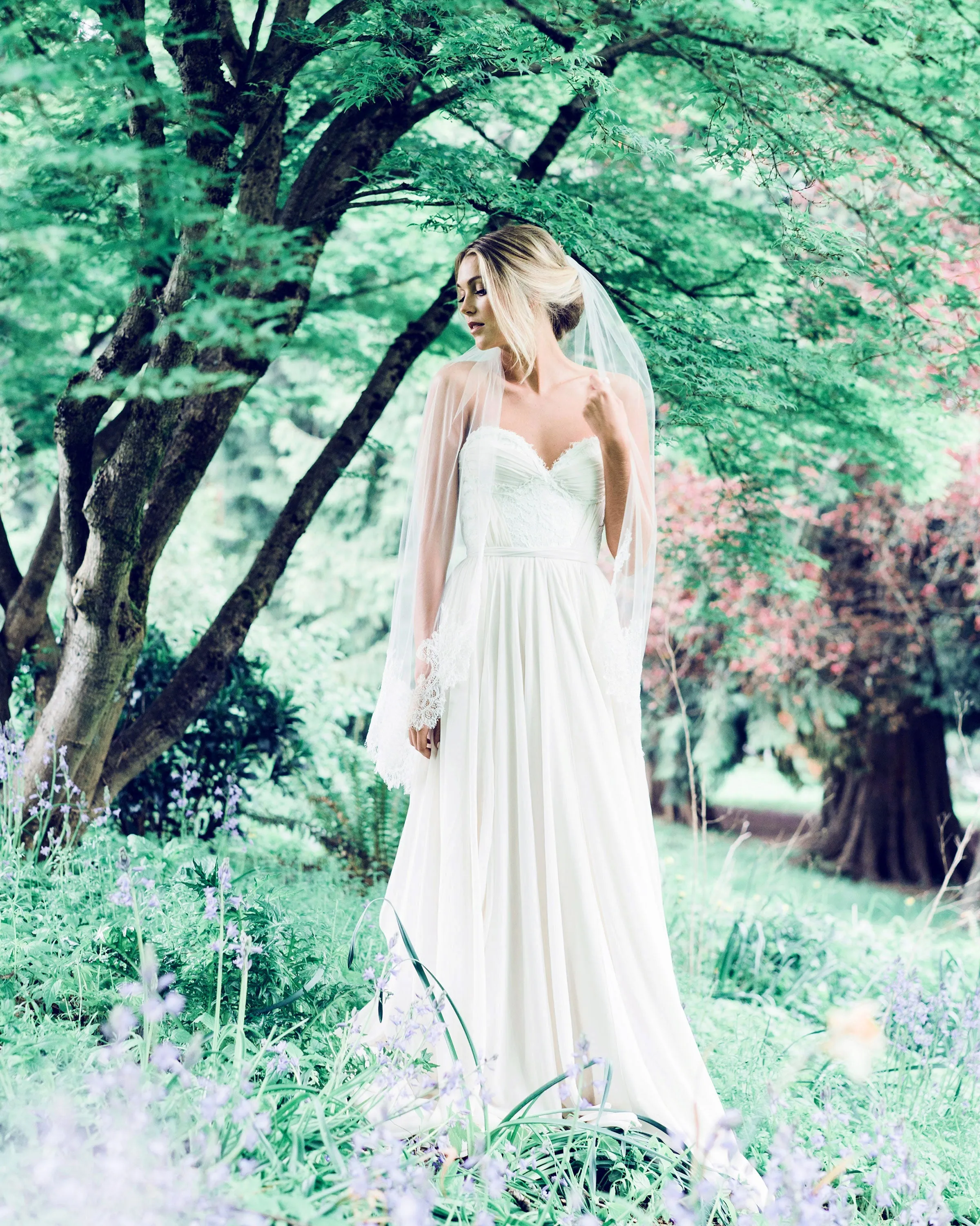 Delicate Chantilly Lace Fingertip Veil