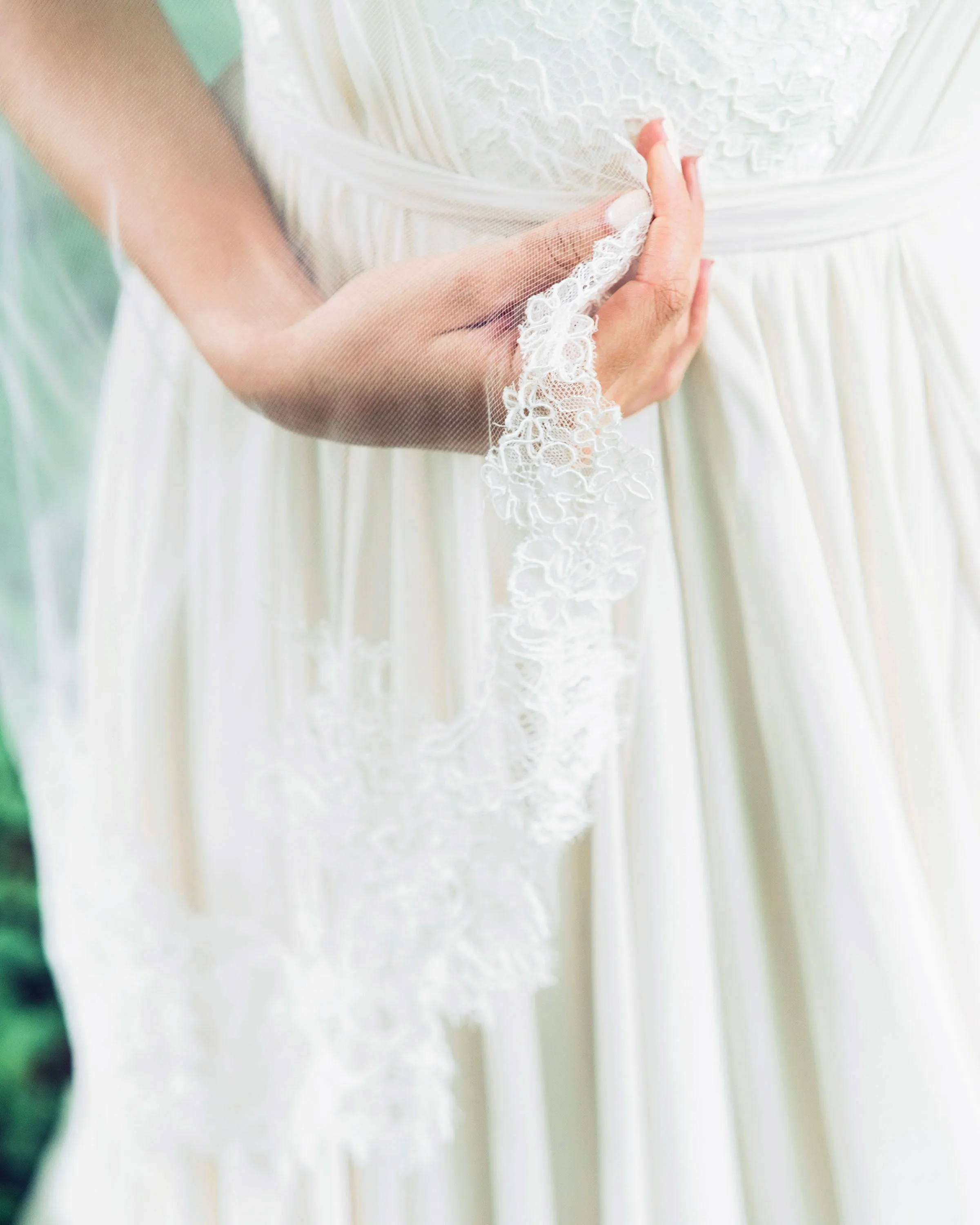 Delicate Chantilly Lace Fingertip Veil