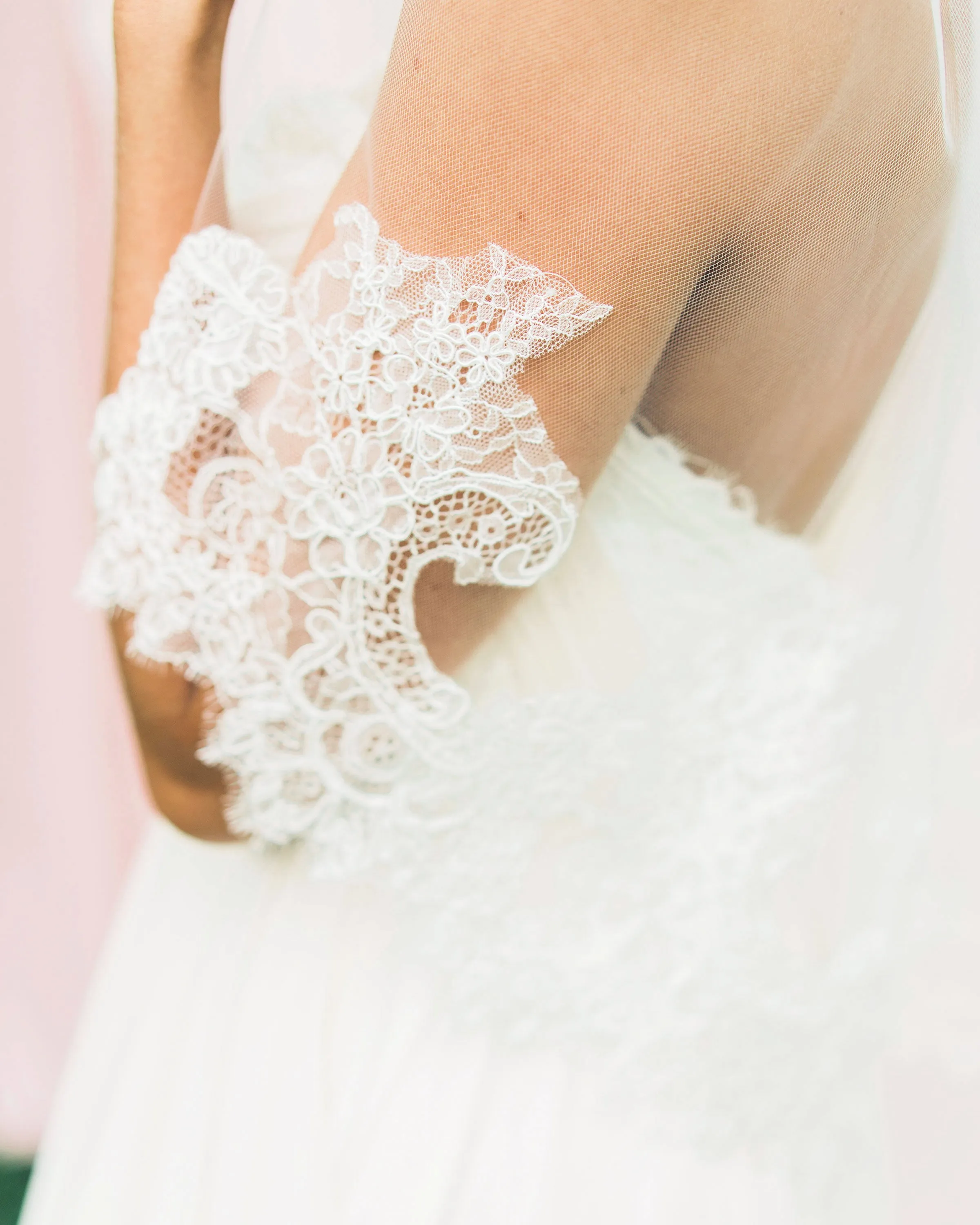 Delicate Chantilly Lace Waist Veil