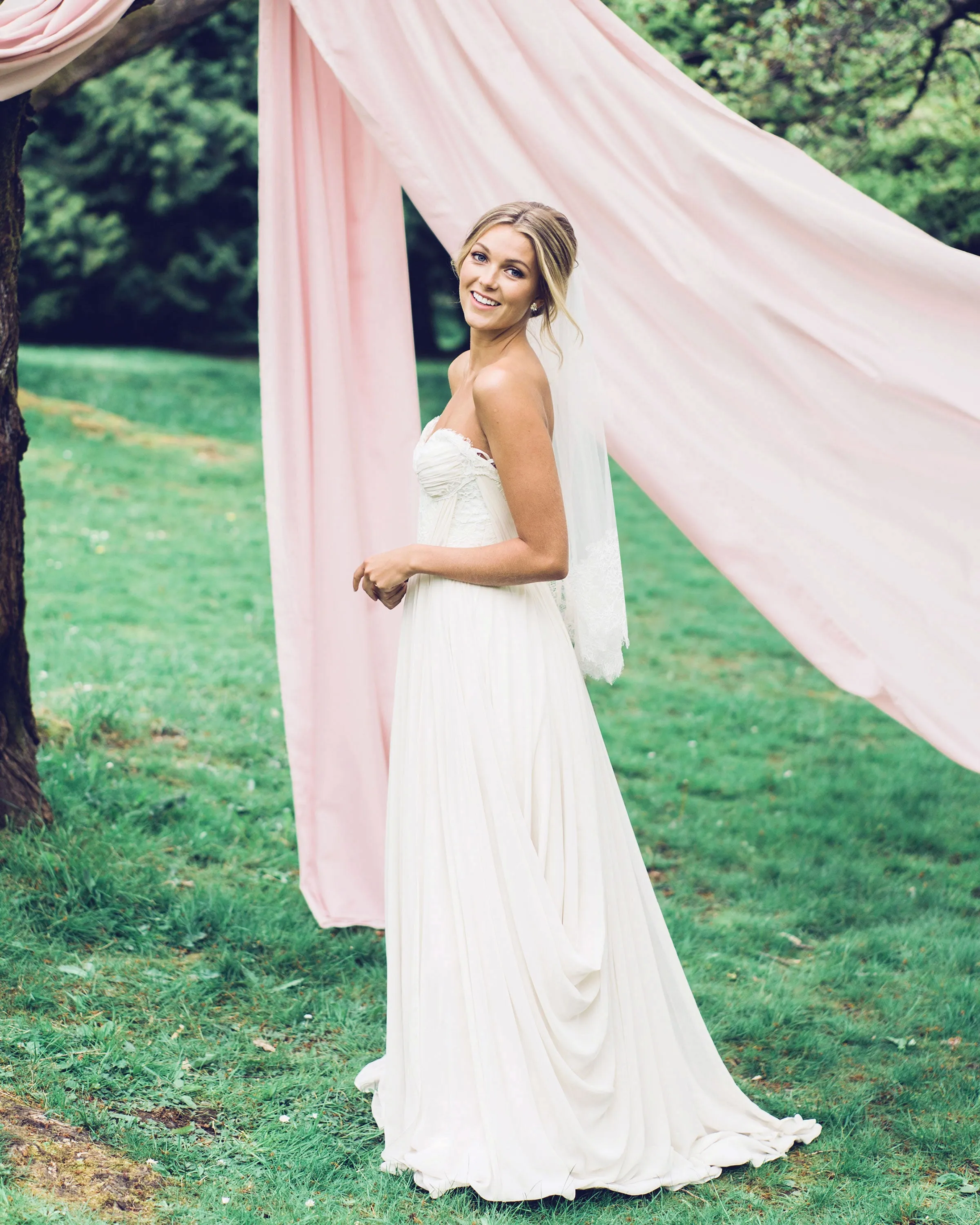 Delicate Chantilly Lace Waist Veil