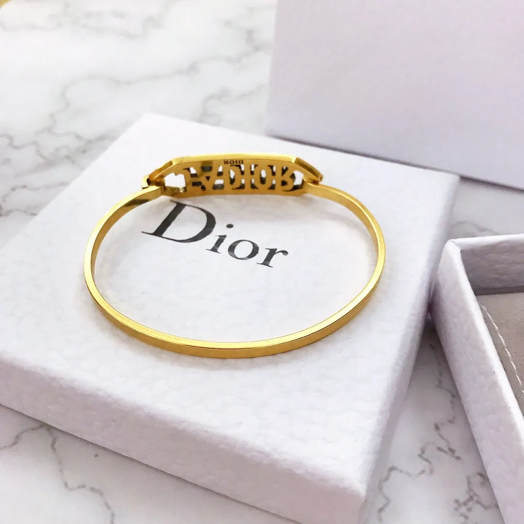 Delicate gold bracelet