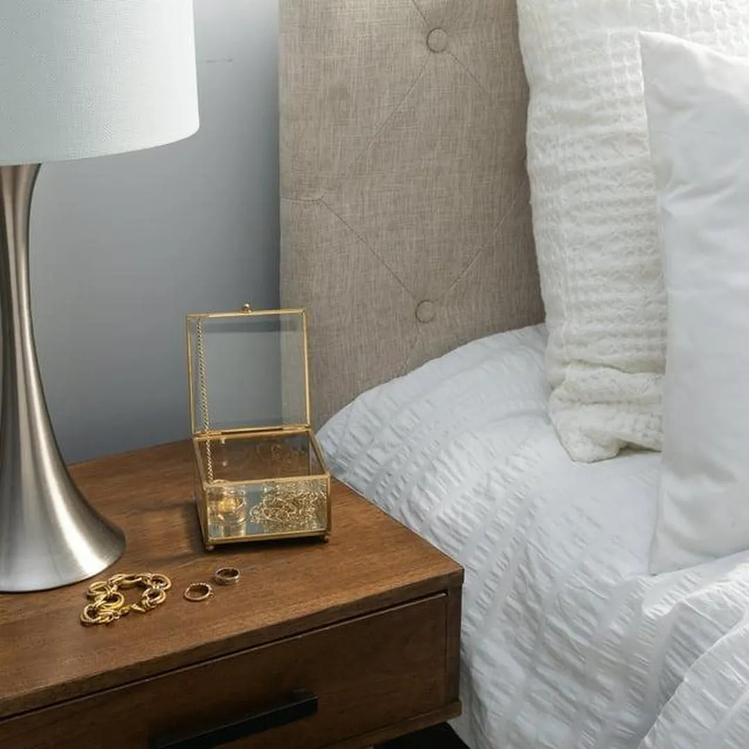Home Details Vintage Mirrored Bottom Medium Unisex Glass Keepsake Box in Gold