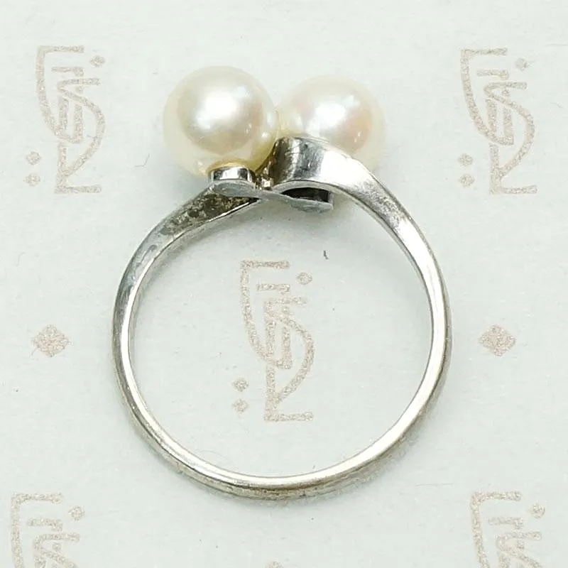 Mid Century Crossover Ring in Silver & Pearls