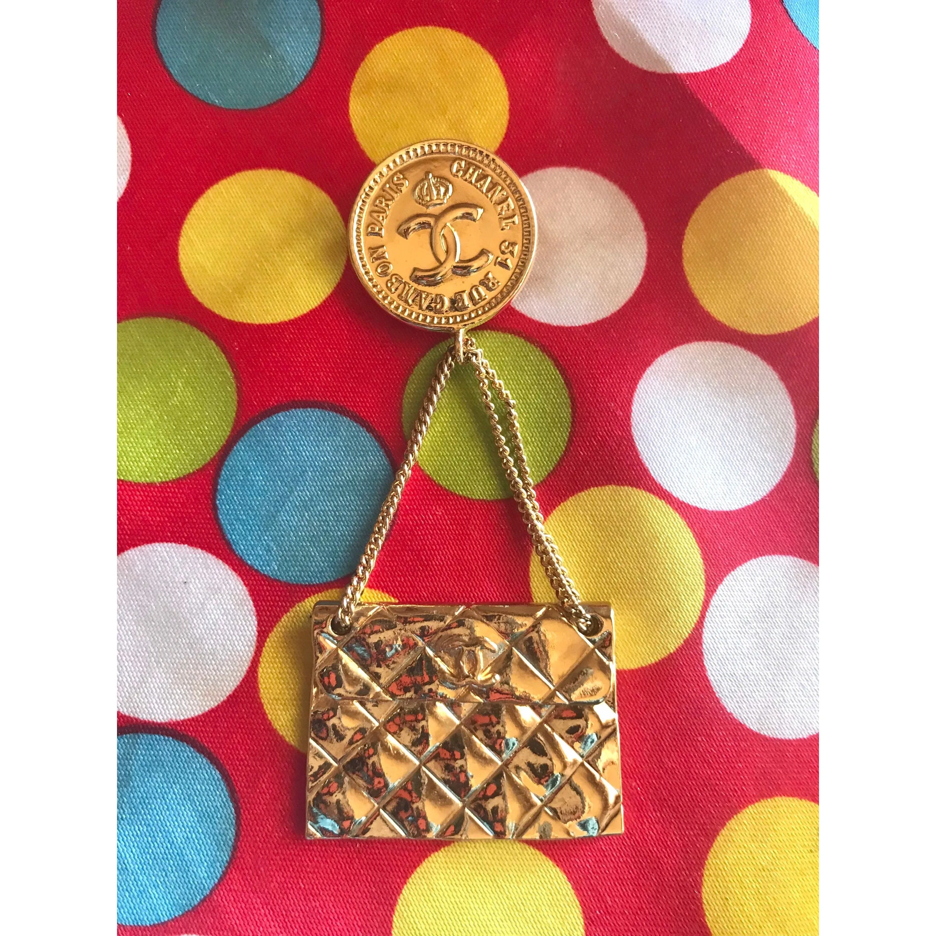 MINT. Vintage CHANEL Gold tone brooch with 2.55 classic purse and CC charms. Chic dangling brooch. Gorgeous masterpiece jewelry. 050406r4