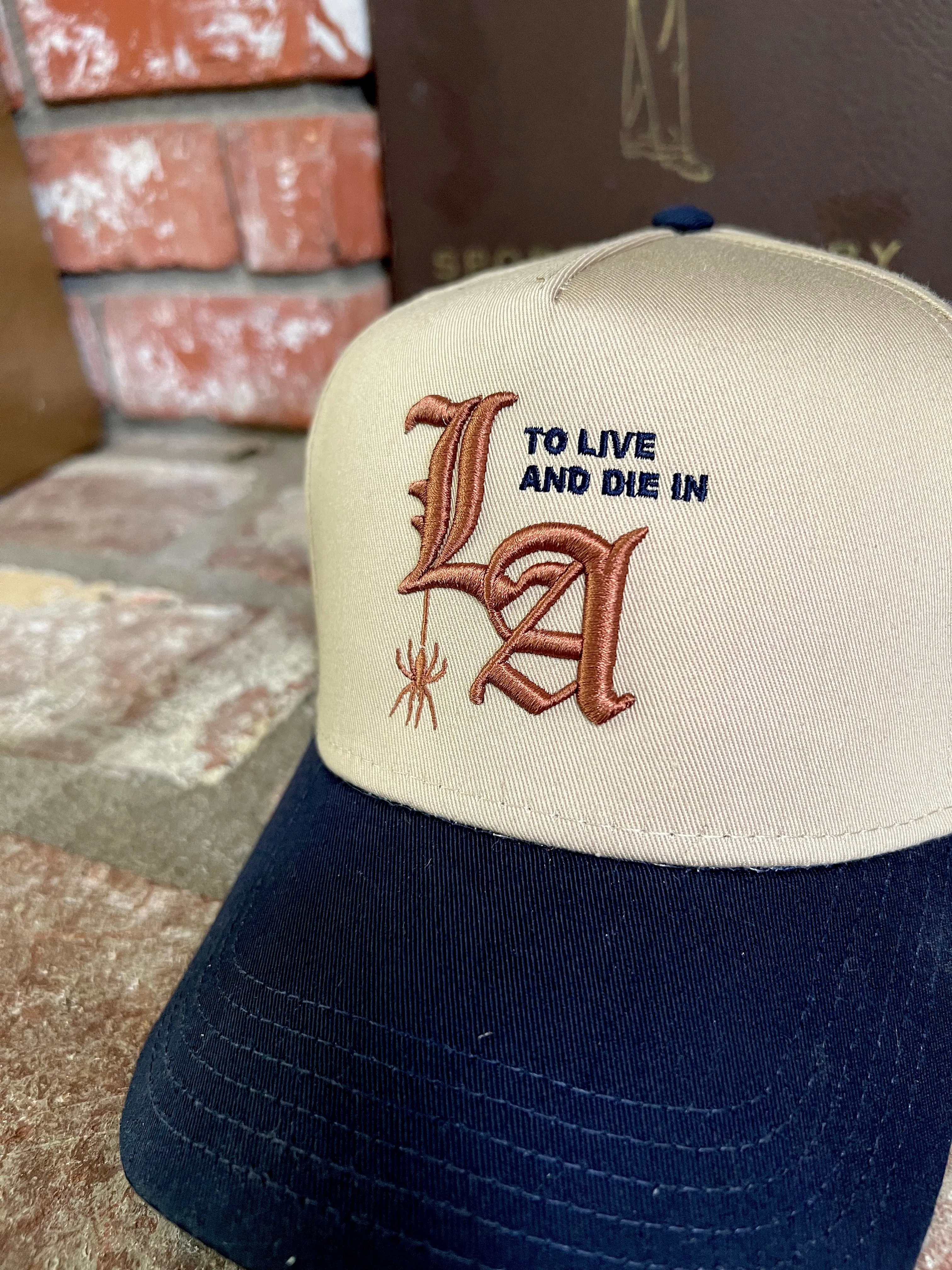 To live and Die in LA 5 Panel Snap Back Cap in Beige/Navy