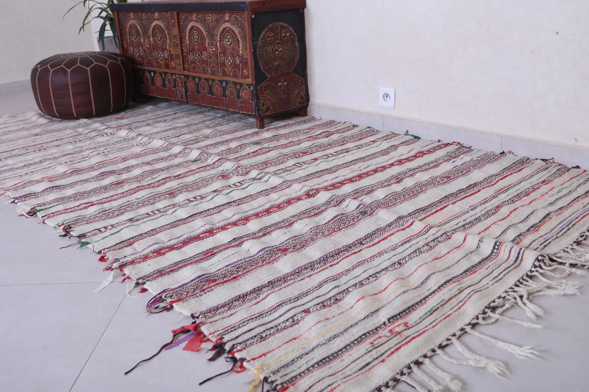 Vintage Berber Rug 4.8 x 10.5 Feet - Handwoven Moroccan Artisan Carpet