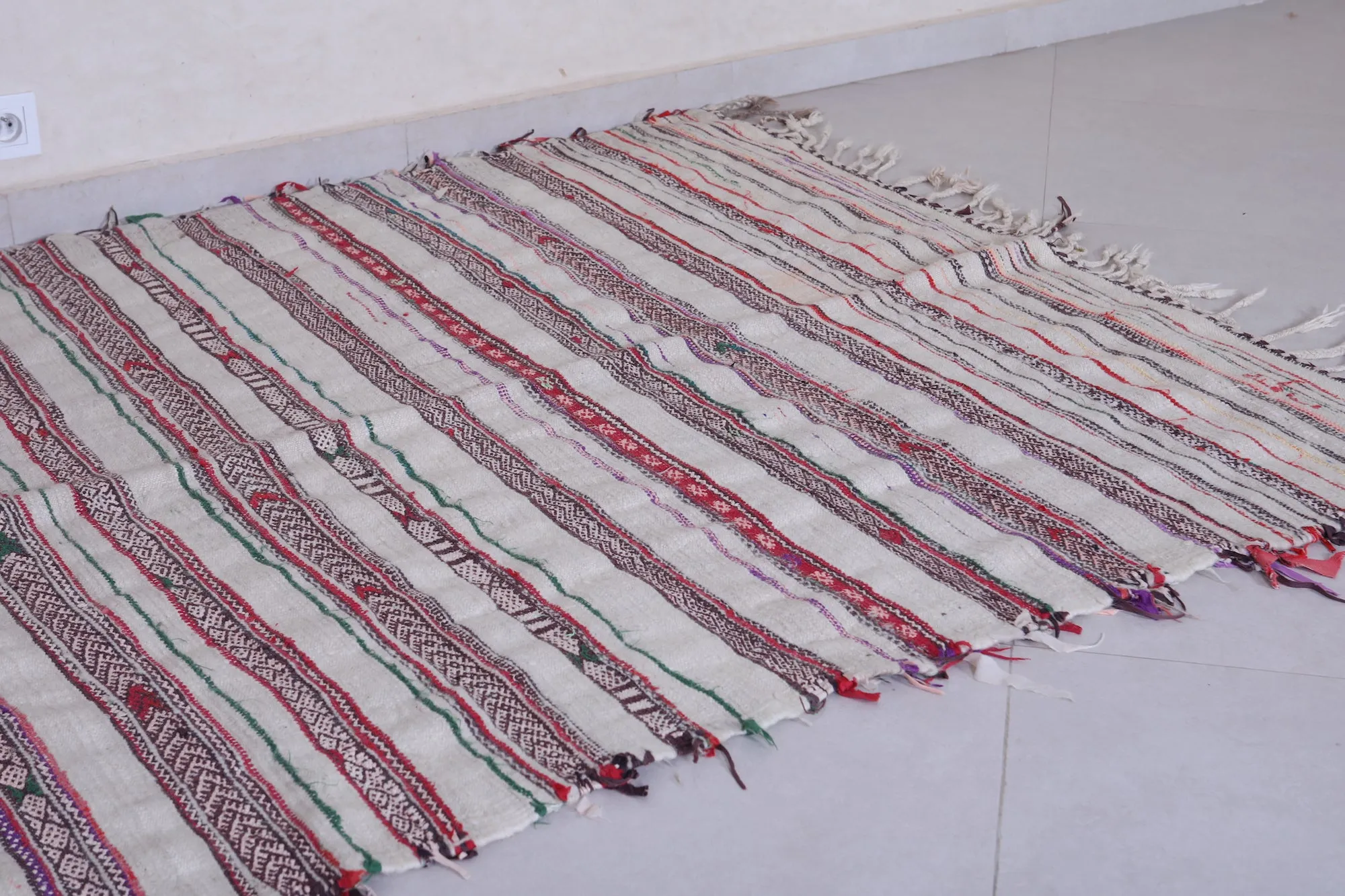 Vintage Berber Rug 4.8 x 10.5 Feet - Handwoven Moroccan Artisan Carpet
