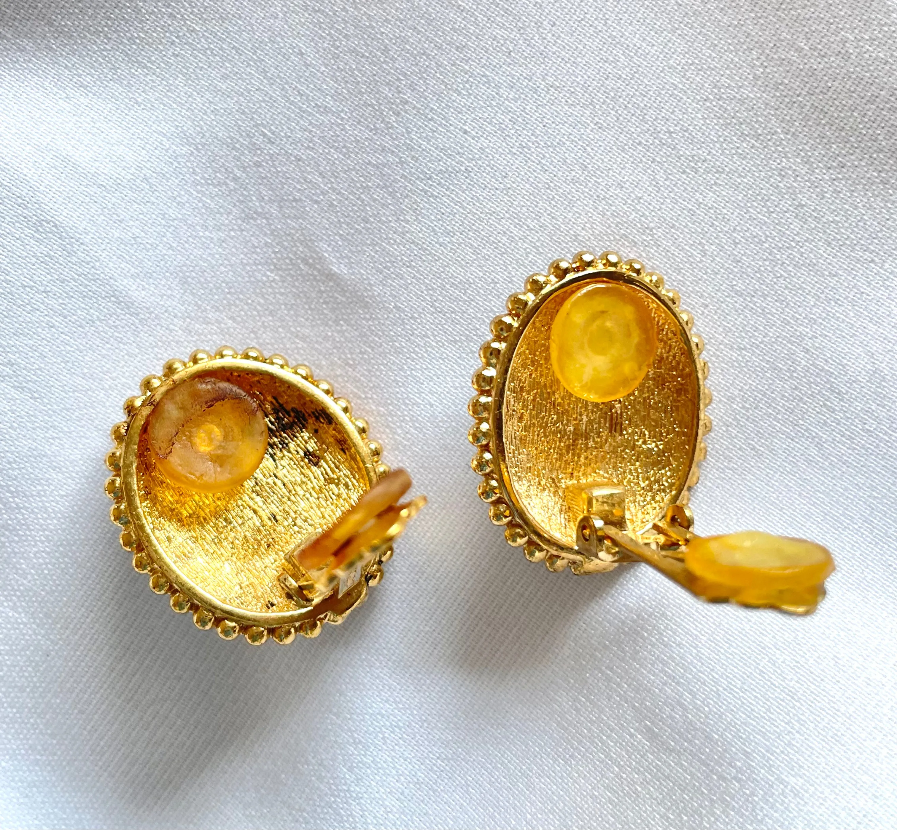 Vintage Burberry faux oval pearl and gold and navy tone detailed design earrings. Old Burberry masterpiece jewelry. 0503102