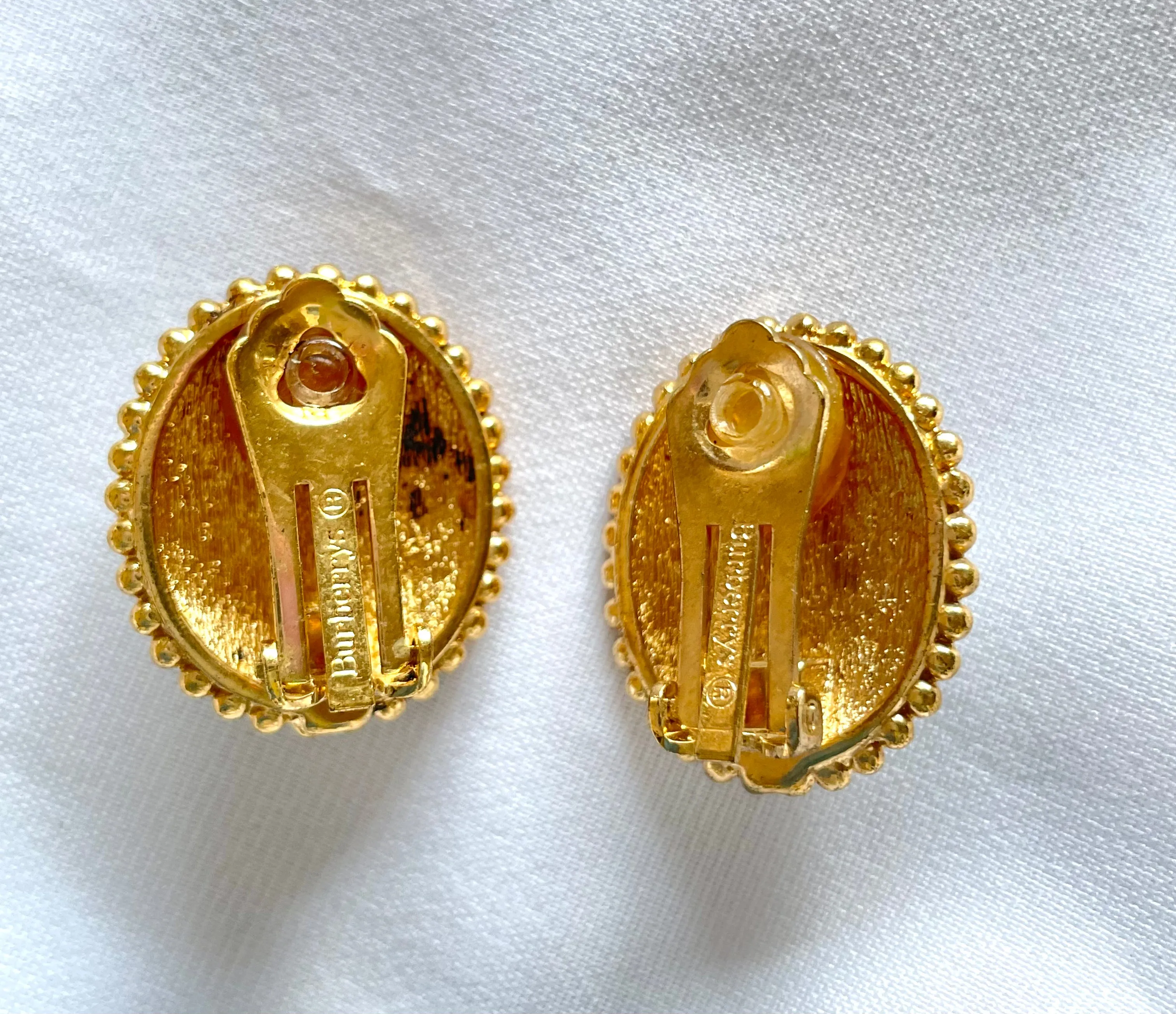 Vintage Burberry faux oval pearl and gold and navy tone detailed design earrings. Old Burberry masterpiece jewelry. 0503102