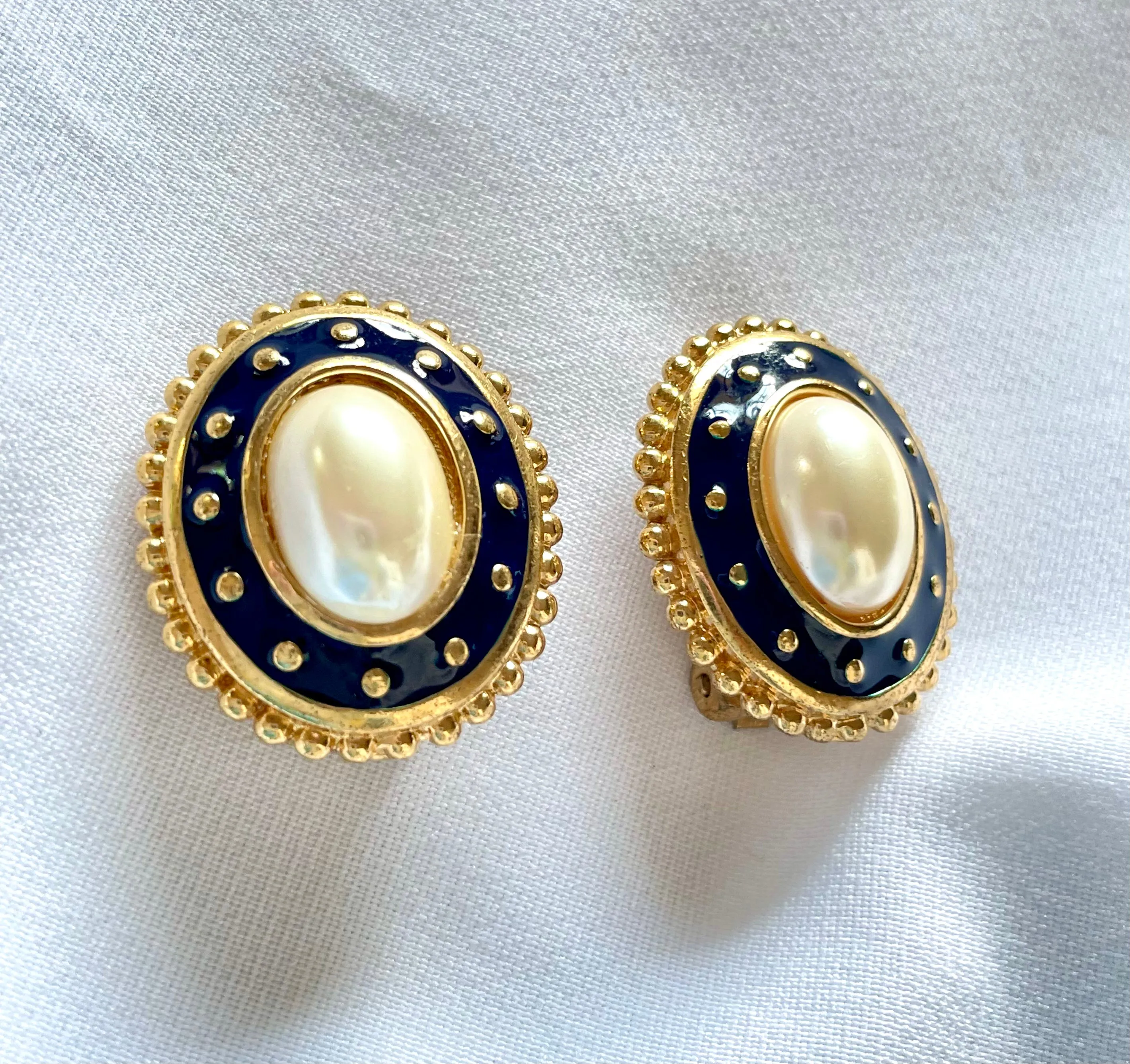 Vintage Burberry faux oval pearl and gold and navy tone detailed design earrings. Old Burberry masterpiece jewelry. 0503102