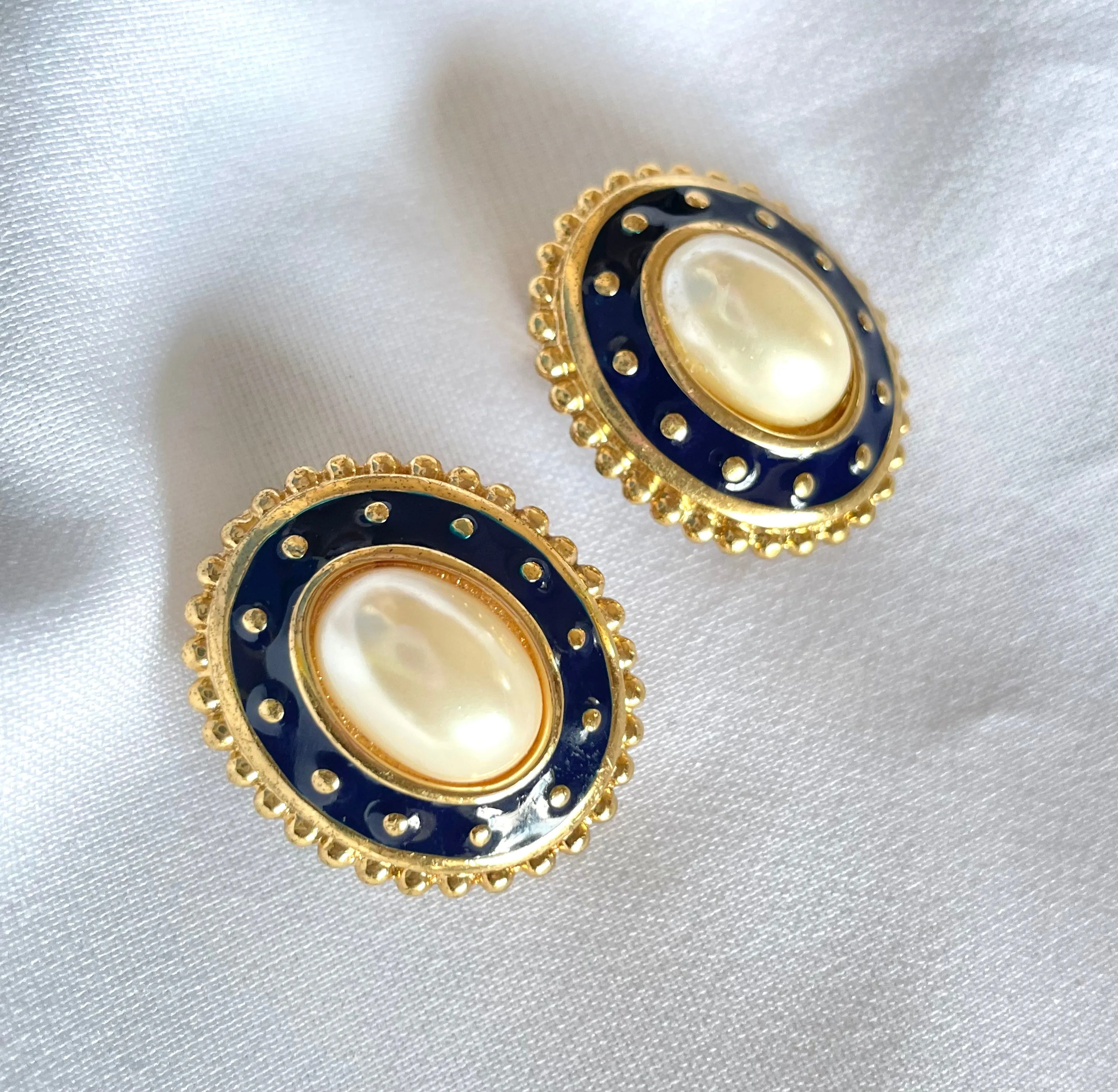 Vintage Burberry faux oval pearl and gold and navy tone detailed design earrings. Old Burberry masterpiece jewelry. 0503102