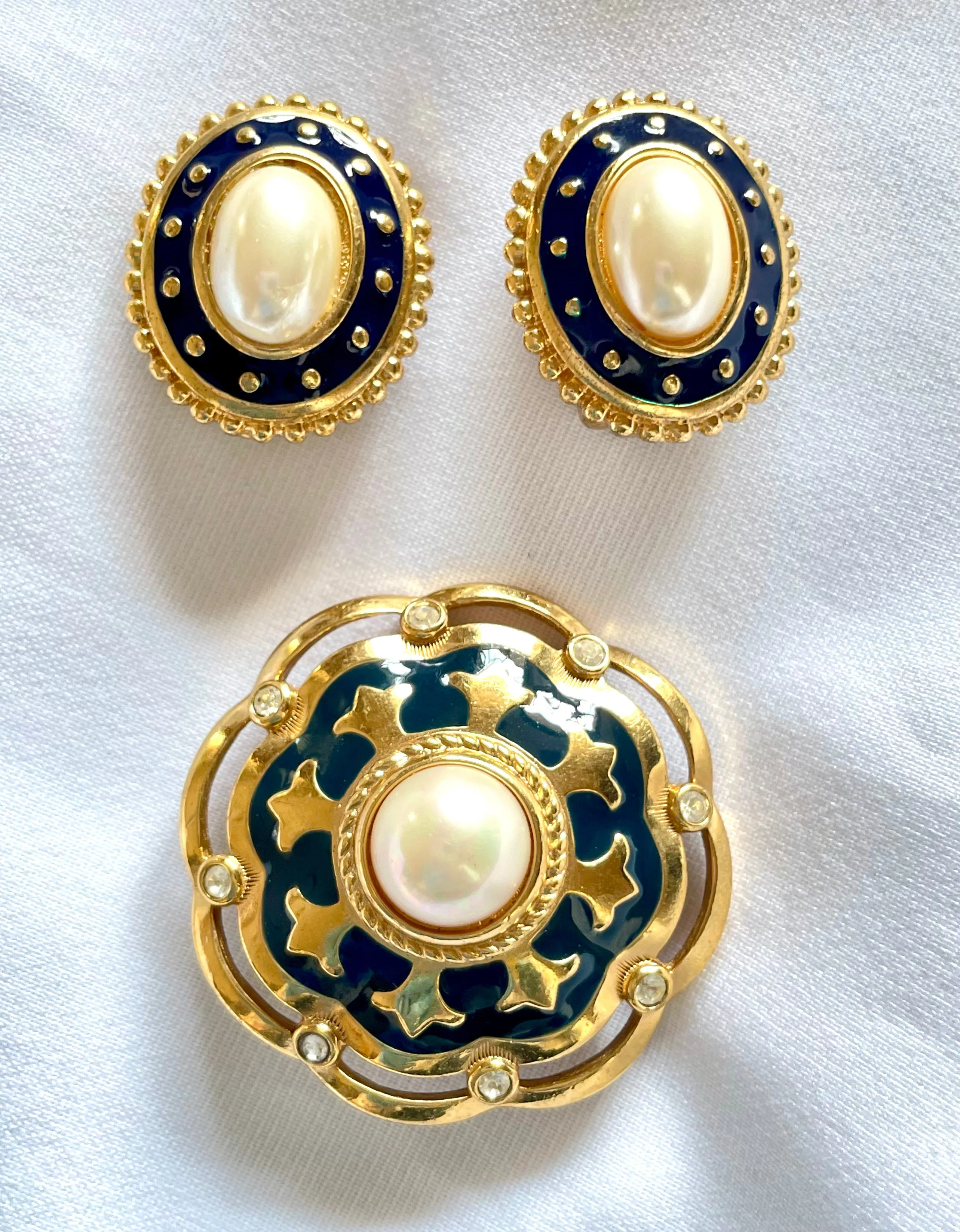Vintage Burberry faux oval pearl and gold and navy tone detailed design earrings. Old Burberry masterpiece jewelry. 0503102