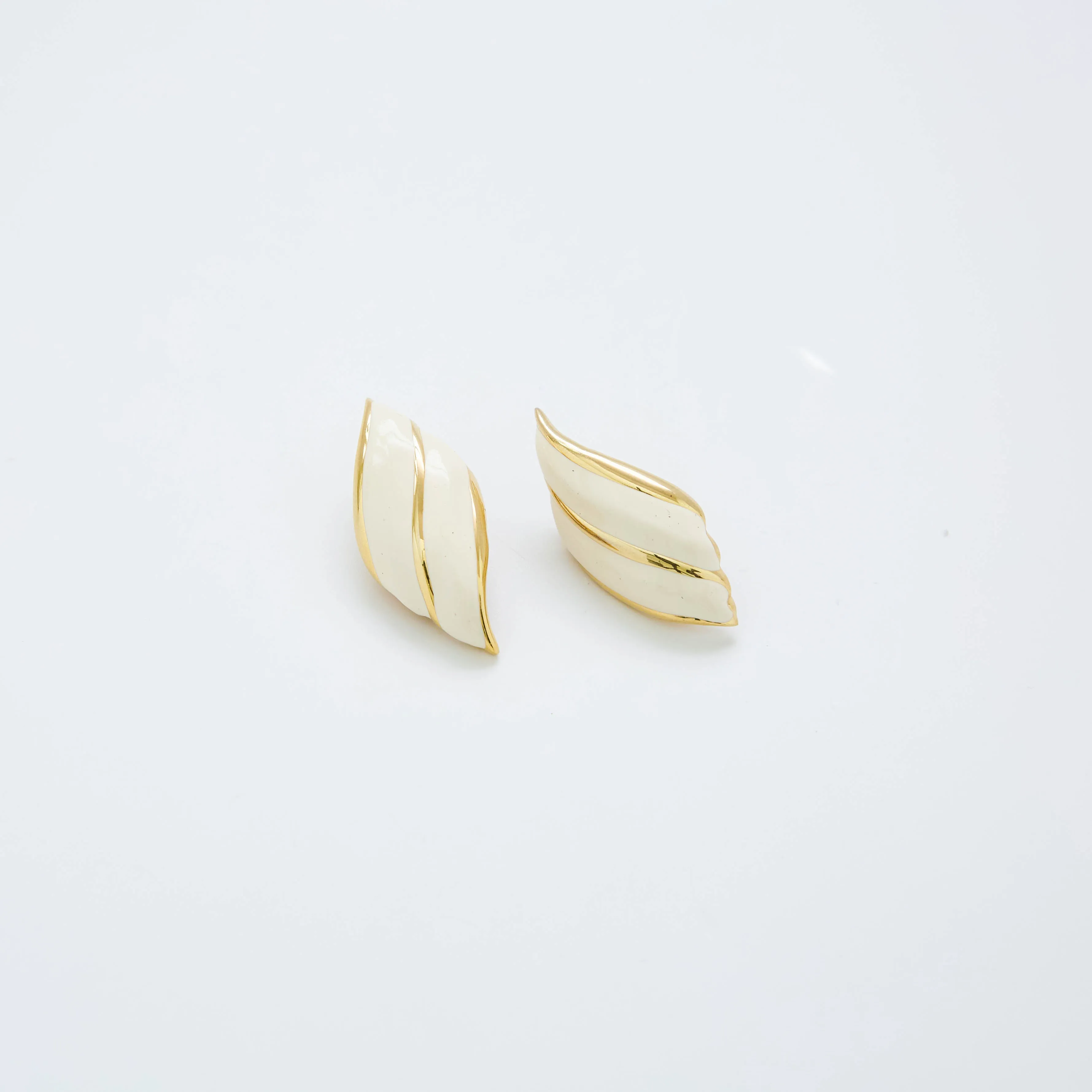 Vintage Off-White and Gold Wave Earrings